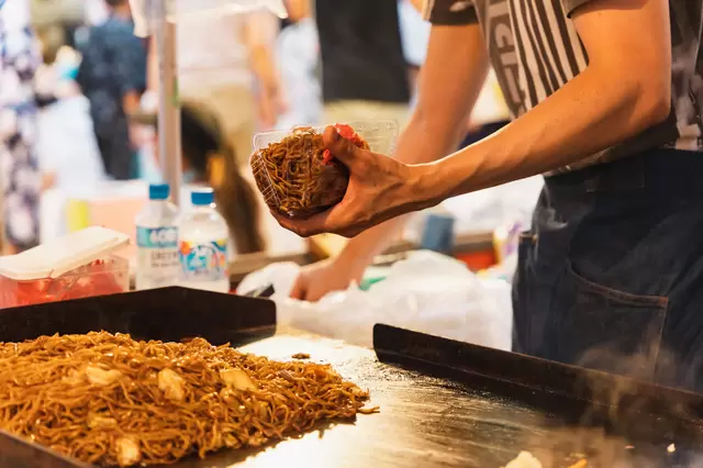浅草からちょっと足を延ばして　「入谷朝顔まつり」でかわいらしい朝顔を持ち帰る