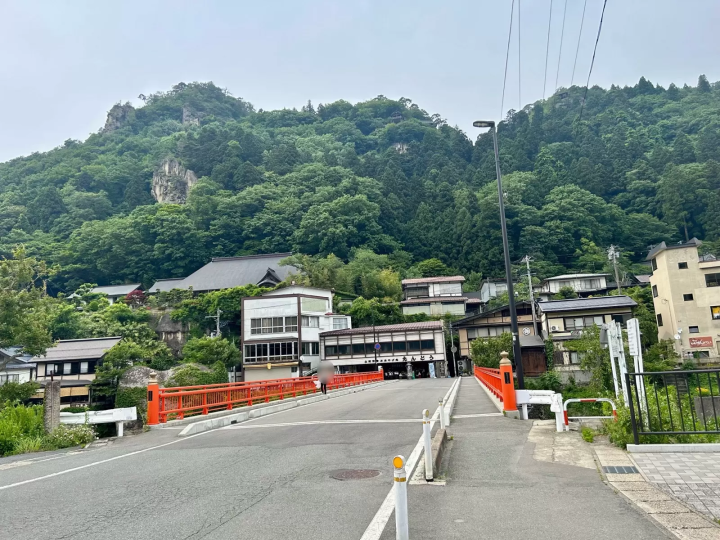 เพลิดเพลินกับธรรมชาติและประวัติศาสตร์ที่ยามาเดระ สถานที่ที่เกี่ยวข้องกับมัตสึโอะ บาโช