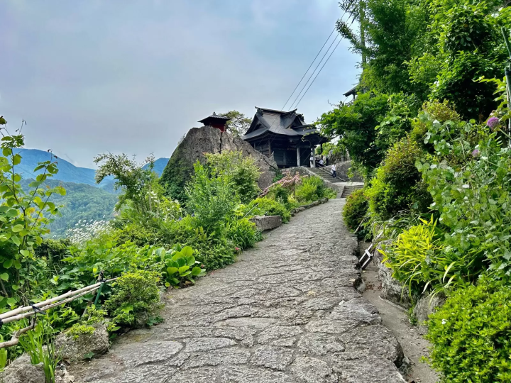 เพลิดเพลินกับธรรมชาติและประวัติศาสตร์ที่ยามาเดระ สถานที่ที่เกี่ยวข้องกับมัตสึโอะ บาโช