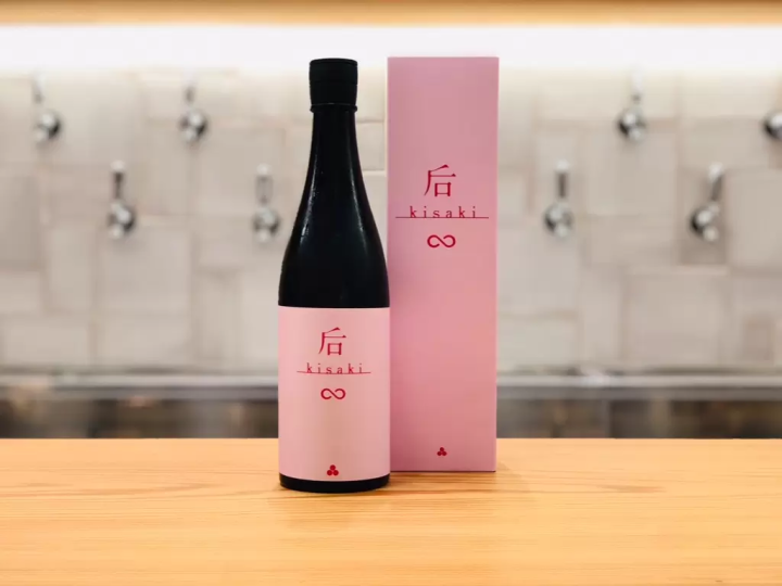 3 ผลิตภัณฑ์แนะนำที่บาร์สาเก "Bar de Mitomi" ซึ่งเป็นแหล่งรวบรวมสาเกท้องถิ่นของโทยามะ