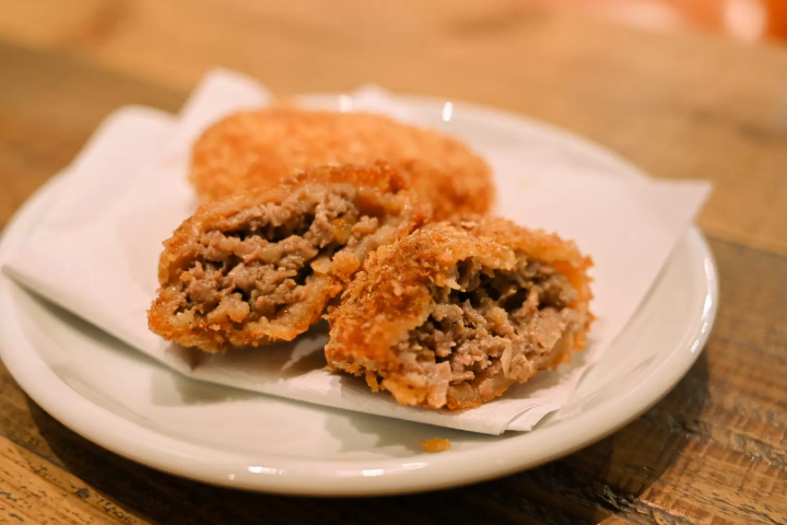 [ก่อตั้ง 70 ปี] โครเกต์ที่ขายโครเกต์ 3,000 ตัวที่ร้านขายเนื้อมีรสชาติของฟิวส์