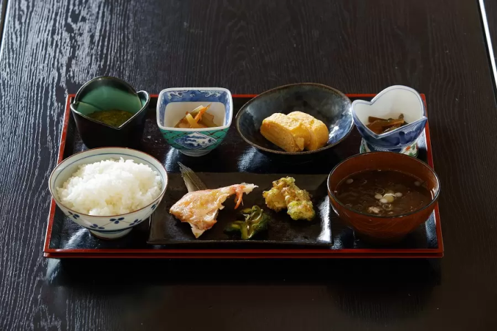 A fisherman's inn "Tsunomiyaso" where the mascot cat welcomes you