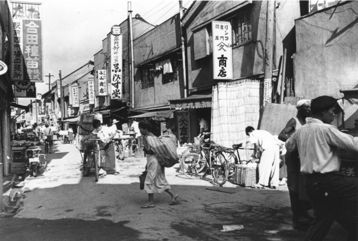 活気あふれる昭和の市場の風景(撮影:瀬川卯ノ一氏)