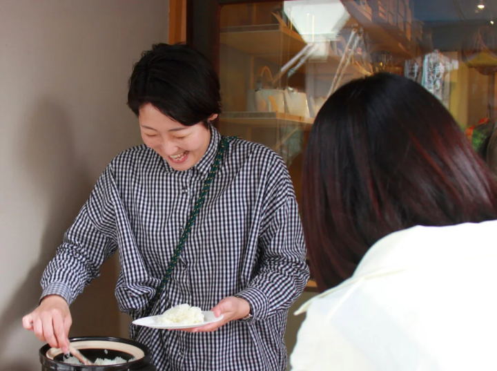 朝市でお客さんと話す土田由里さん