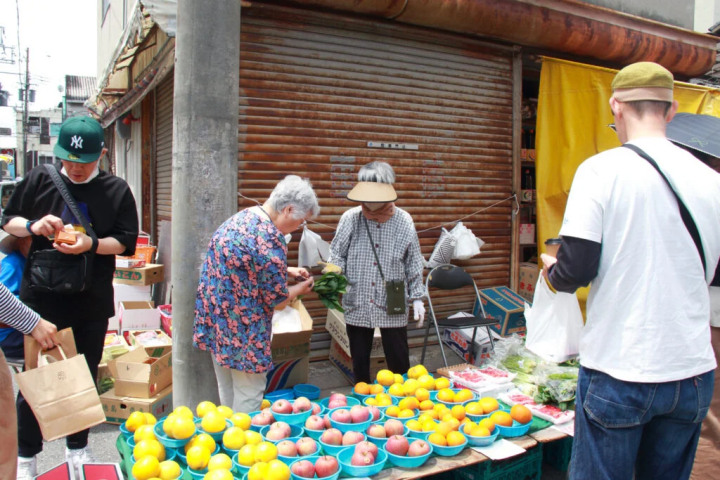 常連さんと、朝市めあてに訪れた人が同じ軒先でお買い物