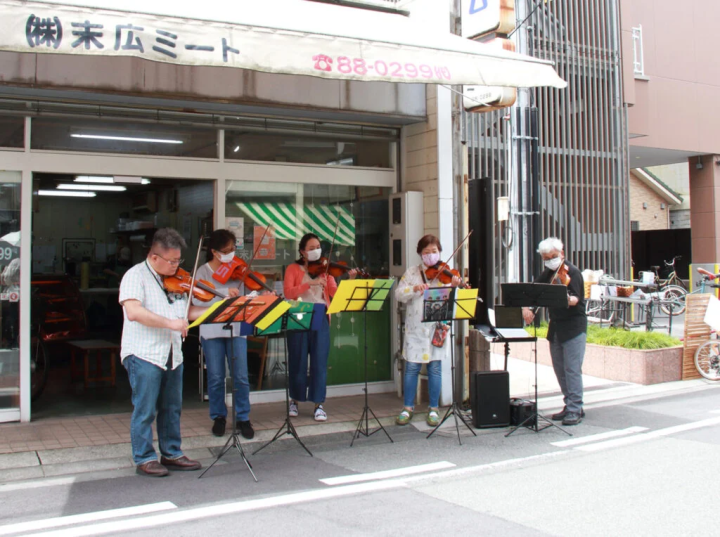 バイオリンの生演奏が土曜の朝を彩ります