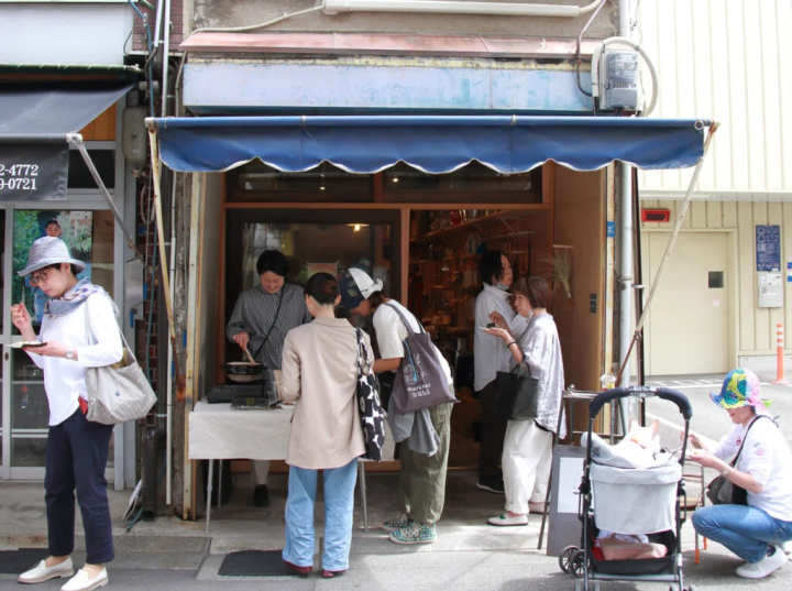 恒例のごはんのふるまい。炊きあがる時間にあわせて人が集まります