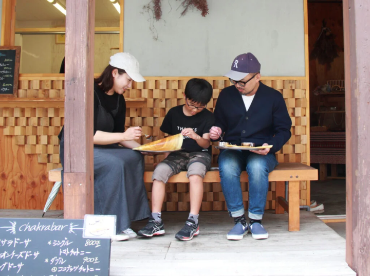 〈チャクラバール〉による南インド料理マサラドーサを親子でシェア