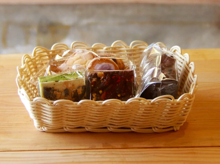 筆者が購入した〈ムーニャ〉の焼き菓子。遅すぎる母の日の贈りものです