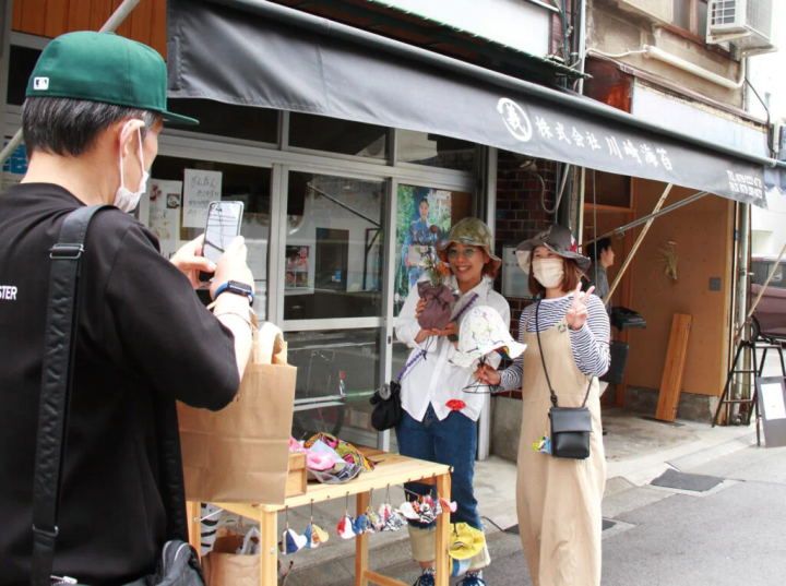 〈かBUる屋〉のチューリップハットをかぶって、ハイチーズ。通りのあちこちでチューリップハットをかぶった人を発見しましたよ