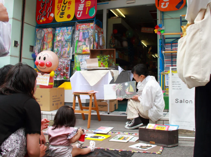 〈おもちゃのつちだ〉前では、〈ミナンコブンコ〉による絵本の読み聞かせ
