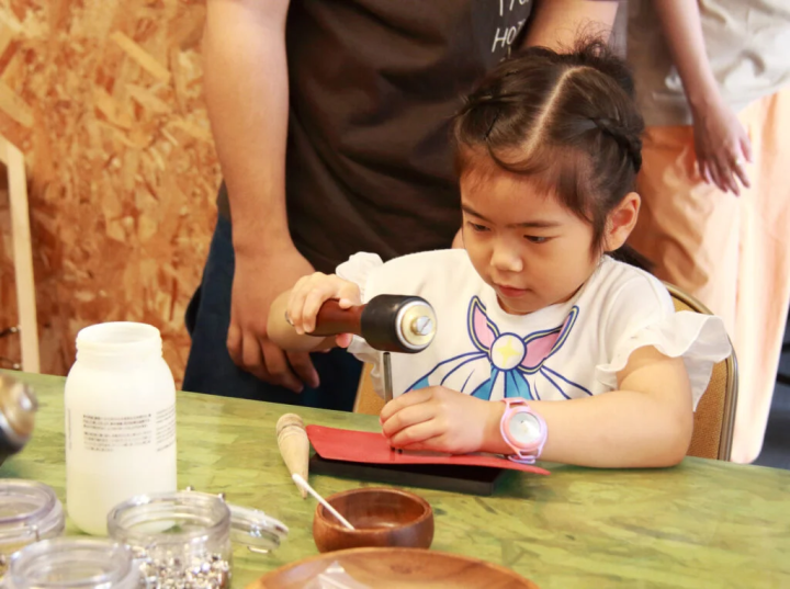 レザークラフト体験。手元を見つめる視線は真剣そのもの