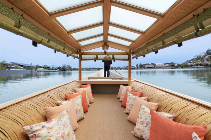ล่องเรือเพลิดเพลินกับใบไม้เปลี่ยนสีที่ HOSHINOYA Kyoto สุดยอดประสบการณ์ในเกียวโต
