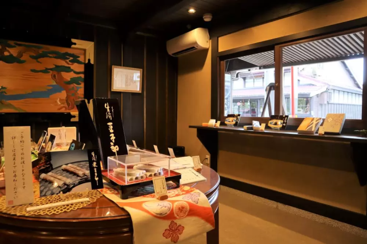 店内では、看板商品の「豆子郎」のほか、さまざまな和菓子が並びます      