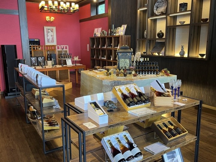 A special experience that can only be had at "Koshu no Ya," a vintage specialty store that offers sake, shochu, awamori, and plum wine that have been aged for over 10 years.