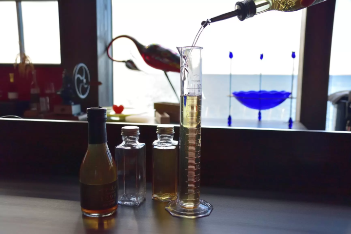 A special experience that can only be had at "Koshu no Ya," a vintage specialty store that offers sake, shochu, awamori, and plum wine that have been aged for over 10 years.