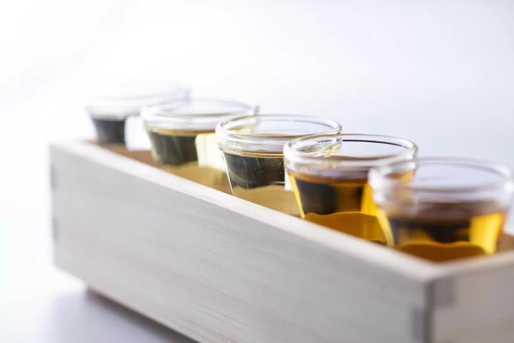 A special experience that can only be had at "Koshu no Ya," a vintage specialty store that offers sake, shochu, awamori, and plum wine that have been aged for over 10 years.