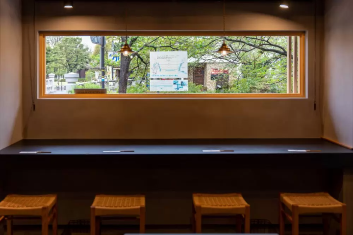 一の坂川が見えるカウンター席も◎（写真提供＝柳屋）      
