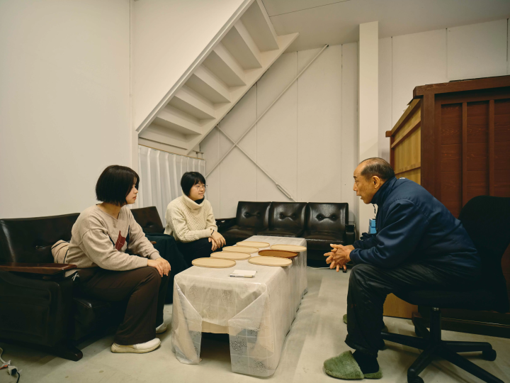 伝統工芸・越前漆器の職人から学ぶ　木製トレーの拭き漆職人体験