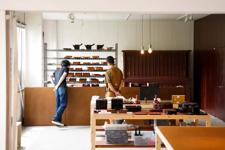 伝統工芸・越前漆器の職人から学ぶ　木製トレーの拭き漆職人体験