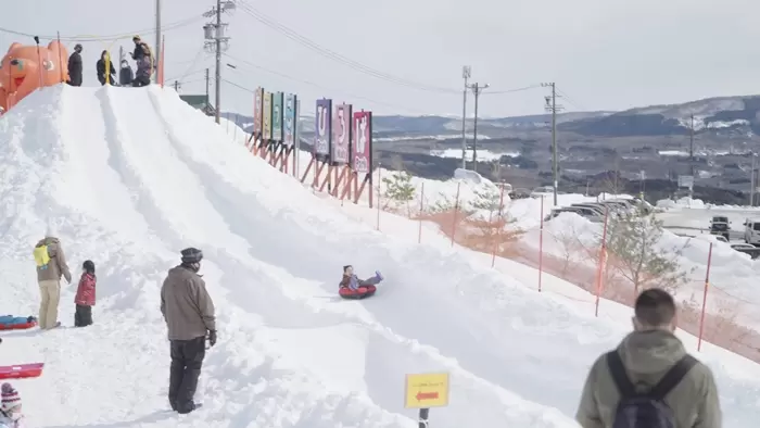 另一種流行的物品是管材，其形狀像浮環，適合在雪上使用。 