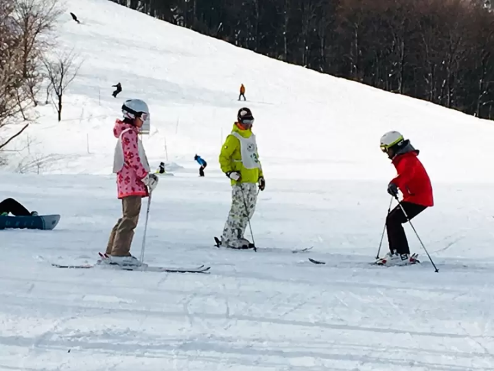 即使您是第一次，我們也會善待您！ SIA Takasu Snow Park 學校的滑雪課程。 