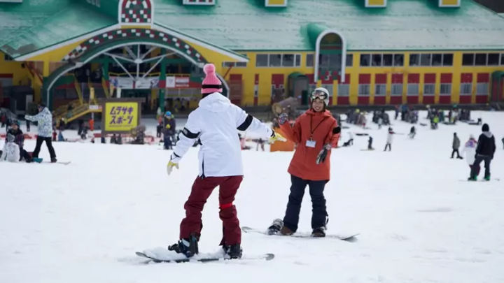 小團體人數每組最多 4 人。用最短的時間進步最快！單板滑雪是日本單板滑雪學院。 