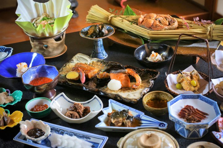 The salmon is cooked and eaten deliciously, including the bones, fins, skin, and innards. It is said that there are more than 100 salmon dishes handed down in Murakami. 