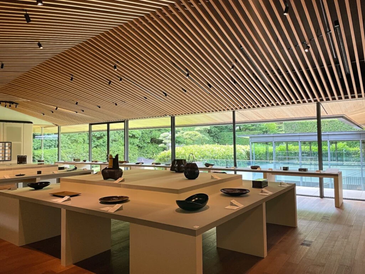   天井が高いロビー。取材日は企画展が開催されていた 