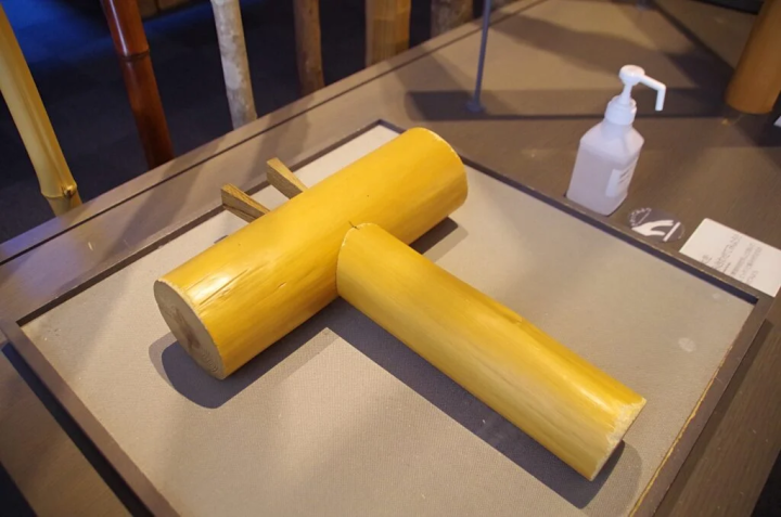 丸太をどのように組み合わせしているか、手で触れて確認ができる 