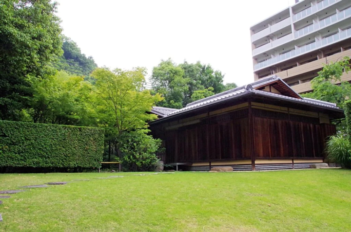 垣根の向こうに露地があり、茶室棟へとつづく 