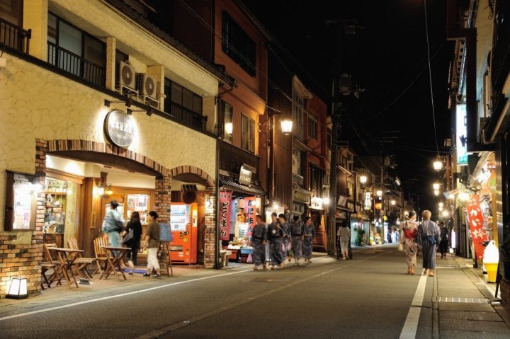 穿著浴衣在露天浴池的發祥地漫步