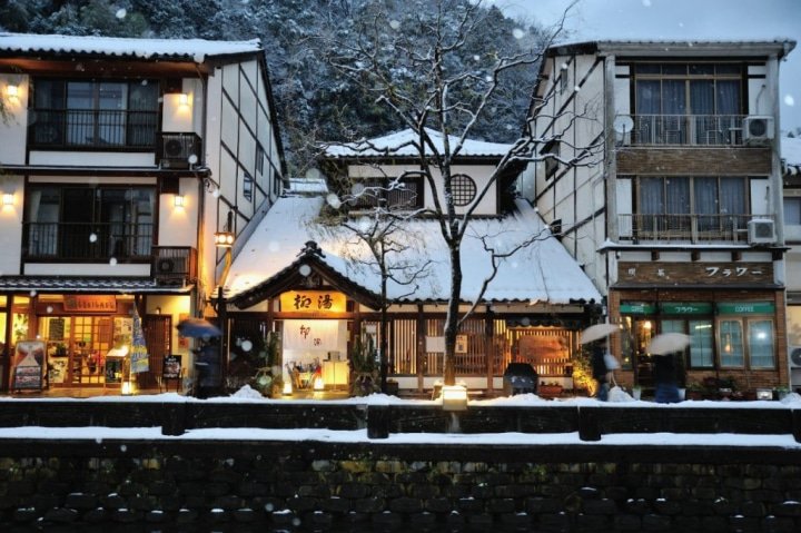 穿著浴衣在露天浴池的發祥地漫步