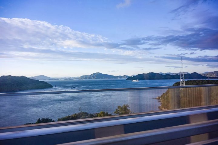 เต็มไปด้วยเสน่ห์ของเกาะอันห่างไกลแห่งเซโตะอุจิ! รายงานที่พัก "GLAMPROOK Shimanami" (อาคารโรงแรม)