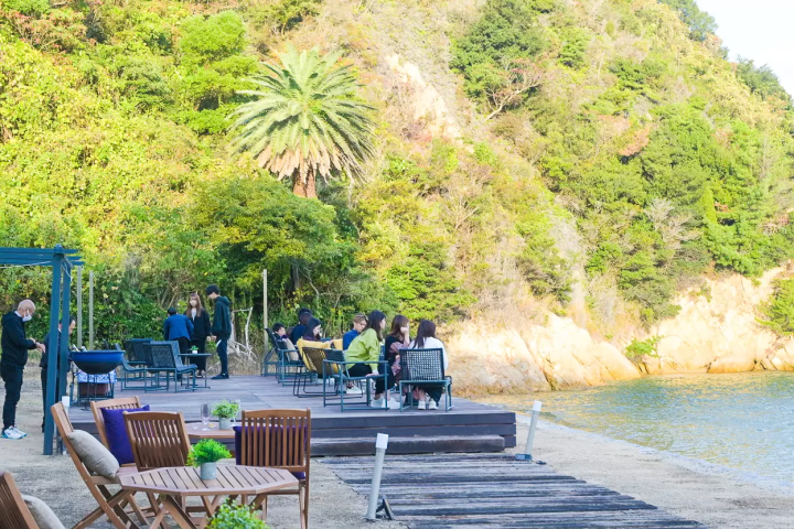 เต็มไปด้วยเสน่ห์ของเกาะอันห่างไกลแห่งเซโตะอุจิ! รายงานที่พัก "GLAMPROOK Shimanami" (อาคารโรงแรม)