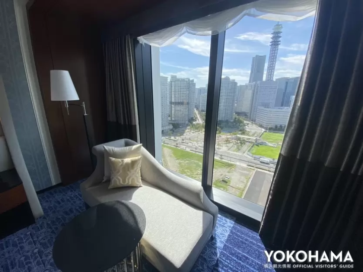從大窗戶可以欣賞橫濱的風景。 