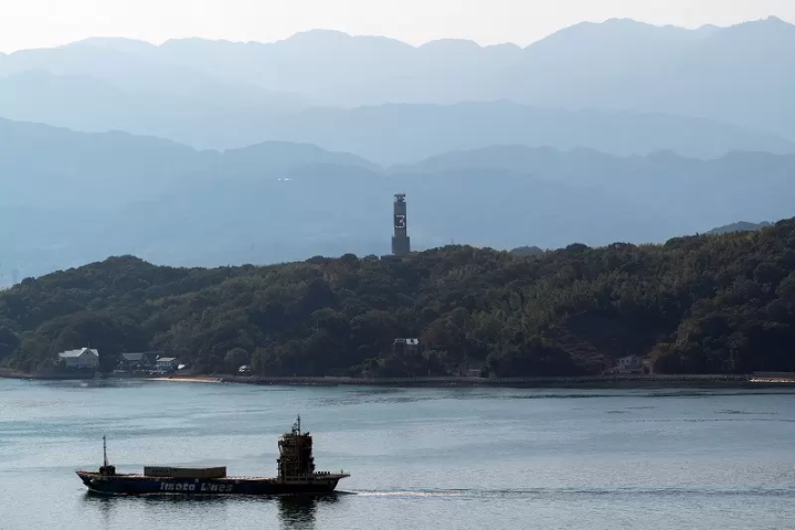 前面的塔是潮汐信号，告诉船只潮汐的流量和速度。 