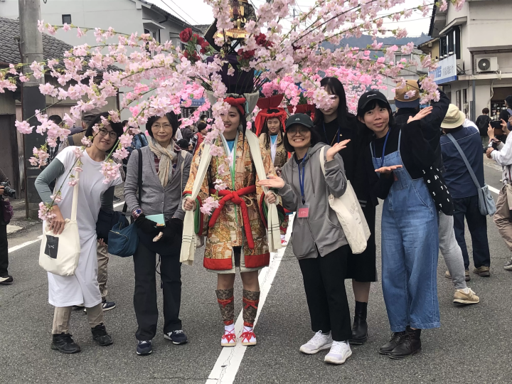 上面的照片是在游行期间获得组织者OTO-ORI保护促进协会特别许可拍摄的。