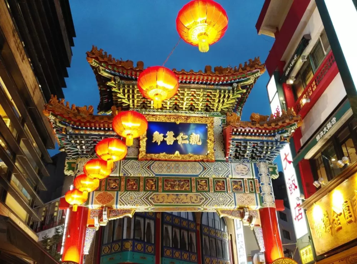 善隣門とランタン（提供：横浜中華街発展会協同組合） 