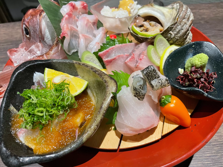 以来岛海峡捕获的红鲷鱼为主的生鱼片拼盘 