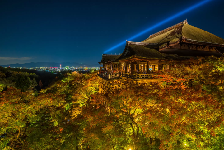 An easy-to-understand guide to Kyoto. Summary of access, 5 tourist spots, souvenirs, etc.