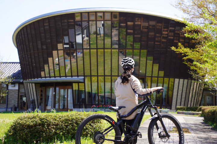 เจ้าหน้าที่ศูนย์ข้อมูลการท่องเที่ยวแนะนำอย่างจริงจัง! 4 สถานที่ที่คุณต้องดูเมื่อมาทาเตยามะ!