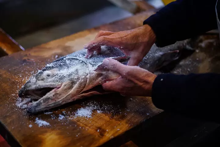 【東京から新幹線+特急で3時間！】新潟県村上市で『越後村上鮭塩引き街道』開催！ 伝統食・塩引き鮭が下がる景色をご覧ください