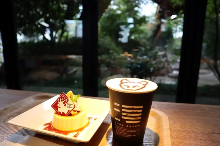 「雞蛋布丁」（500日圓）、「狐狸咖啡拿鐵」（500日圓） 