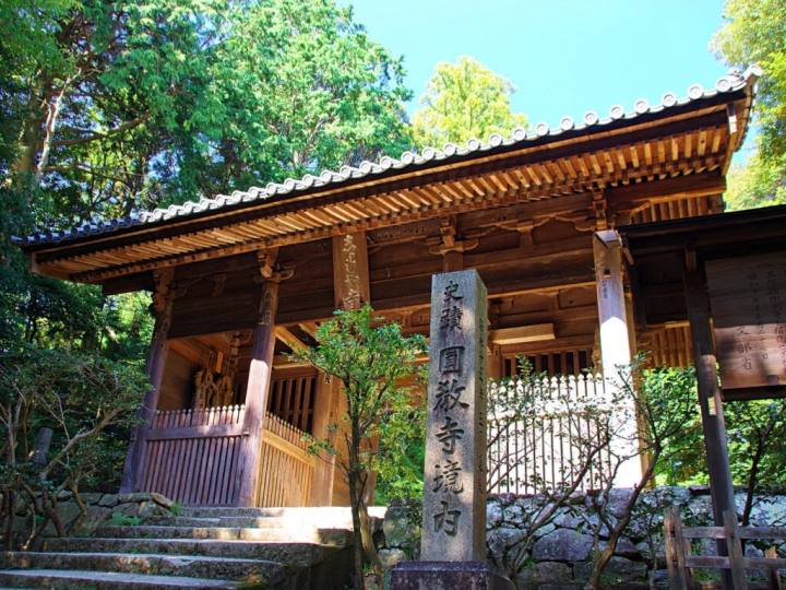 Niomon Gate. A place with beautiful maple trees. 