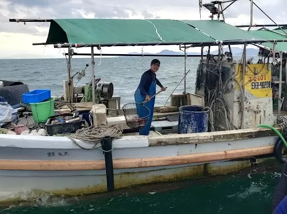 这样，你就可以从另一艘船上观察渔民的景象。 