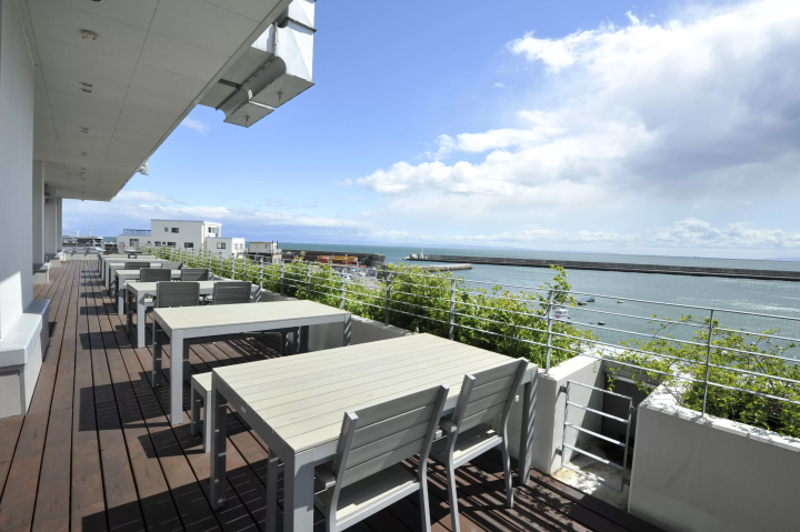 大阪湾の景色を眺めながら食事を楽しめます 