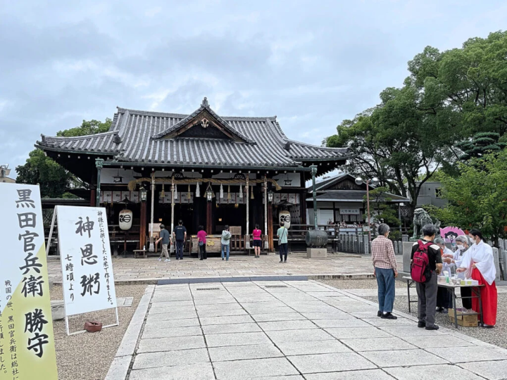 参拝を済ませ神恩粥をいただく 