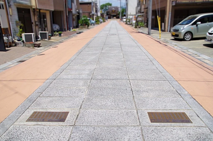 参道にプレートが埋め込まれている 
