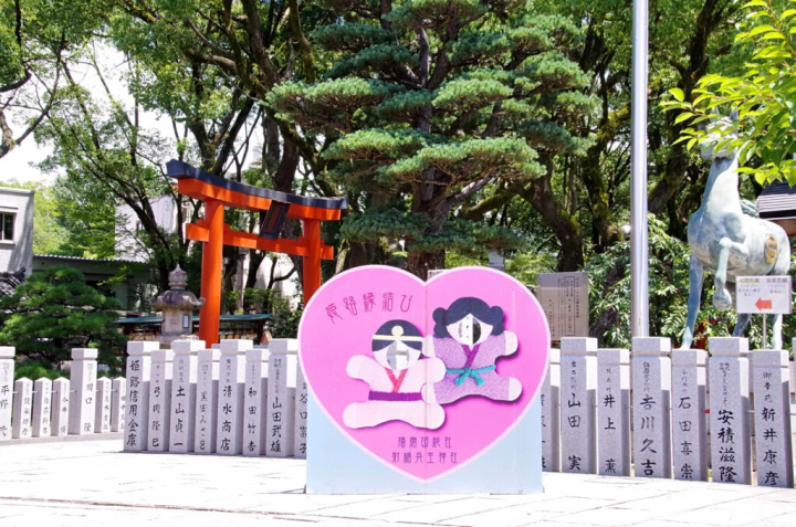 顔ハメパネル。境内には絵馬掛けもある 